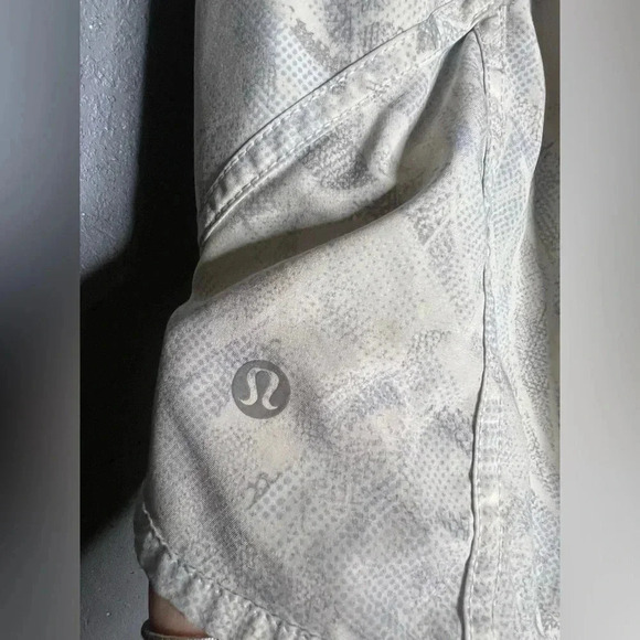 Lululemon Tracker Short V *4" Jasmine White. Size 2 - Picture 6 of 8